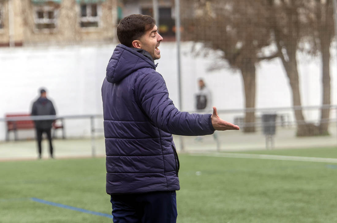 Julio Franco, entrenador del Vandalia de Peligros, en el partido ante el Granada C (GP MEDIA)