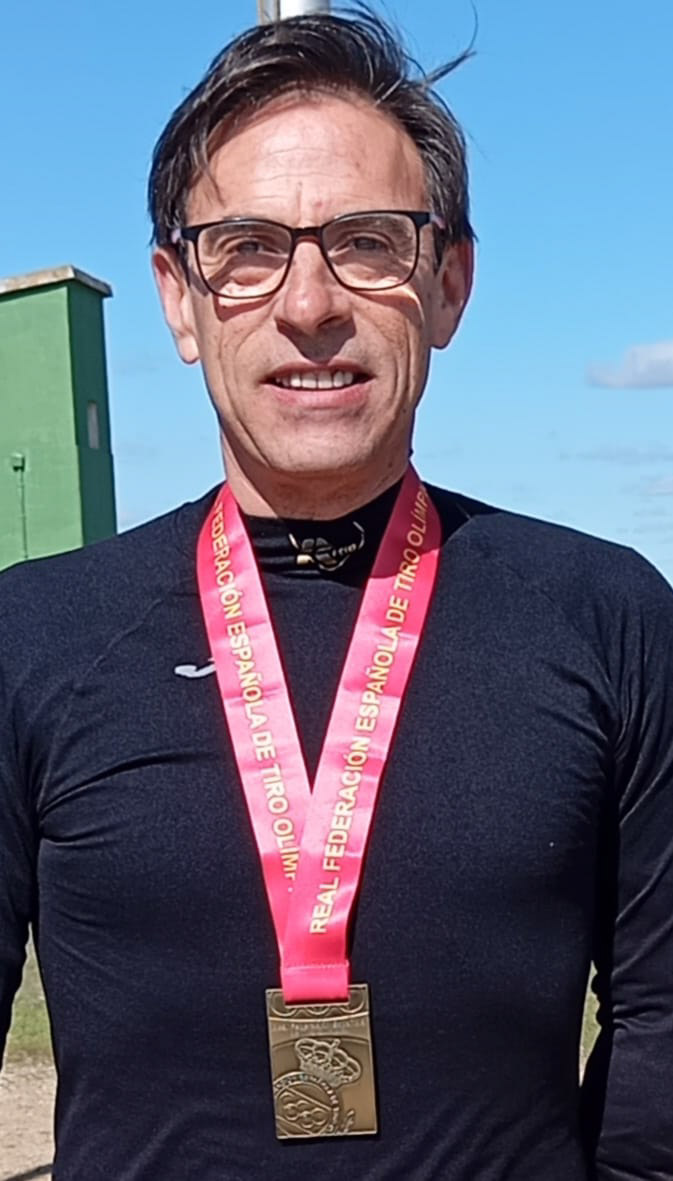 Melitón Briñas con su medalla
