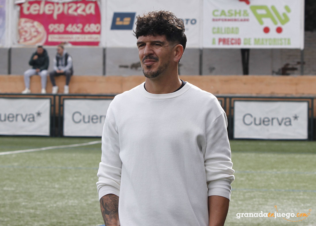 Leví Cantero, entrenador del Churriana CF, durante un partido en casa (J. PALMA)