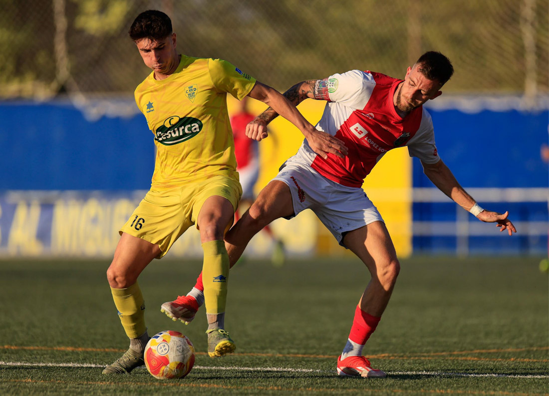 Huétor Tájar y Churriana disputaron un intenso partido (DIEGO LEMUS