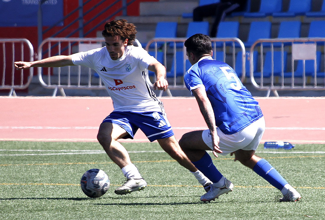 Jorge Ruíz ante Marfil en un lance del partido (J. PALMA)