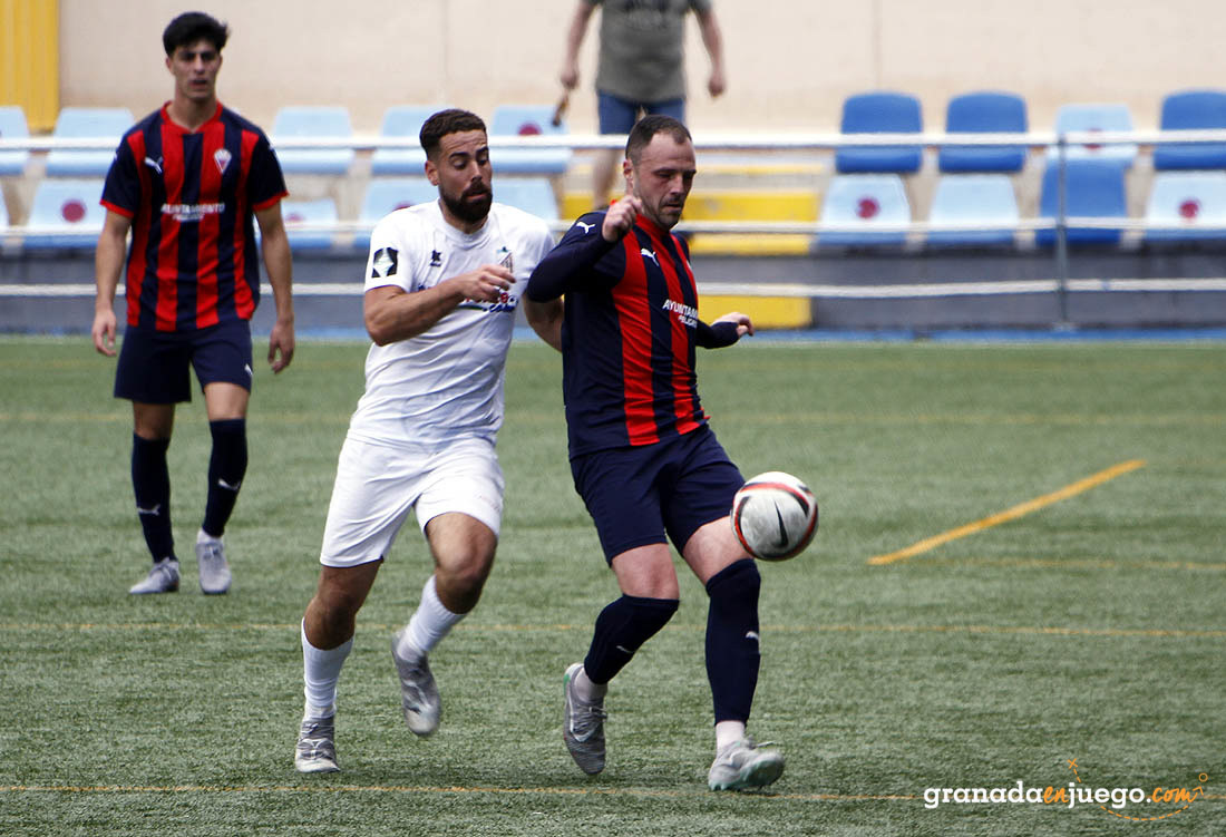 Antonio Molina, que marcó el gol del Vandalia, protege el balón (J. PALMA)