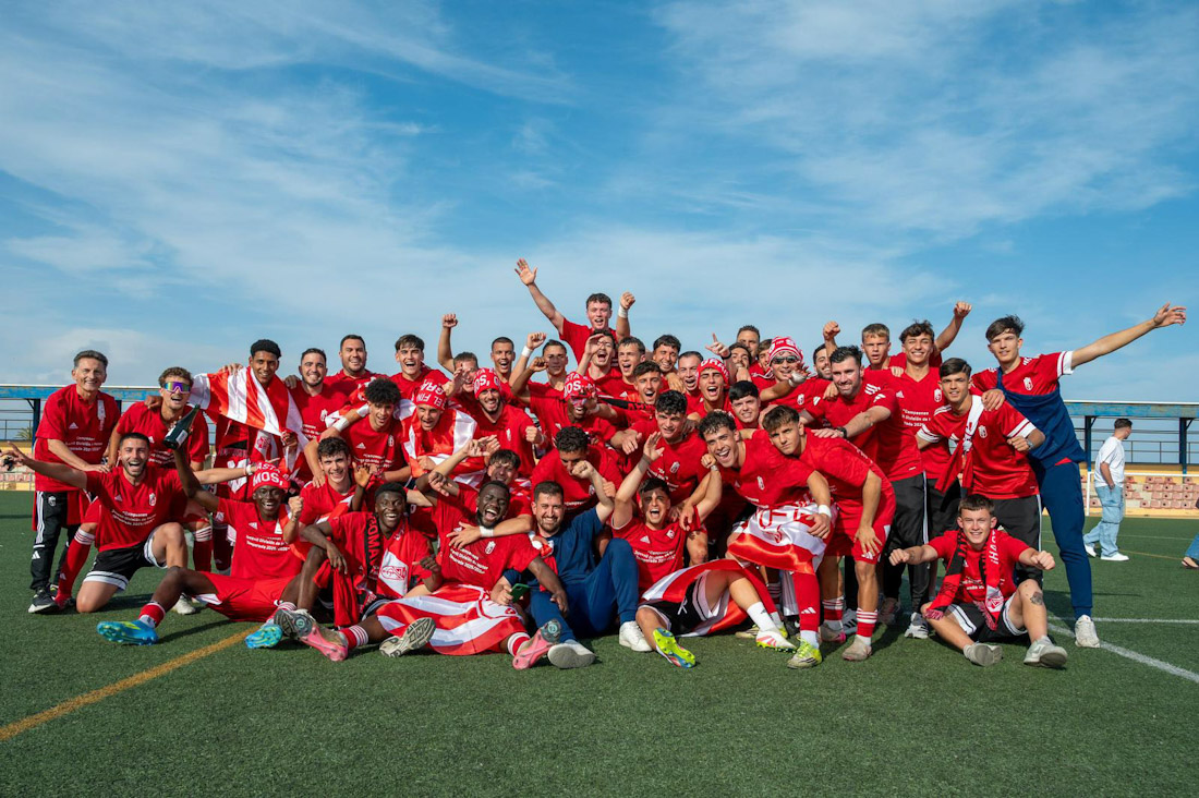 El juvenil del Granada CF celebra el campeonato logrado (YOUSSEF BOUZIDI)