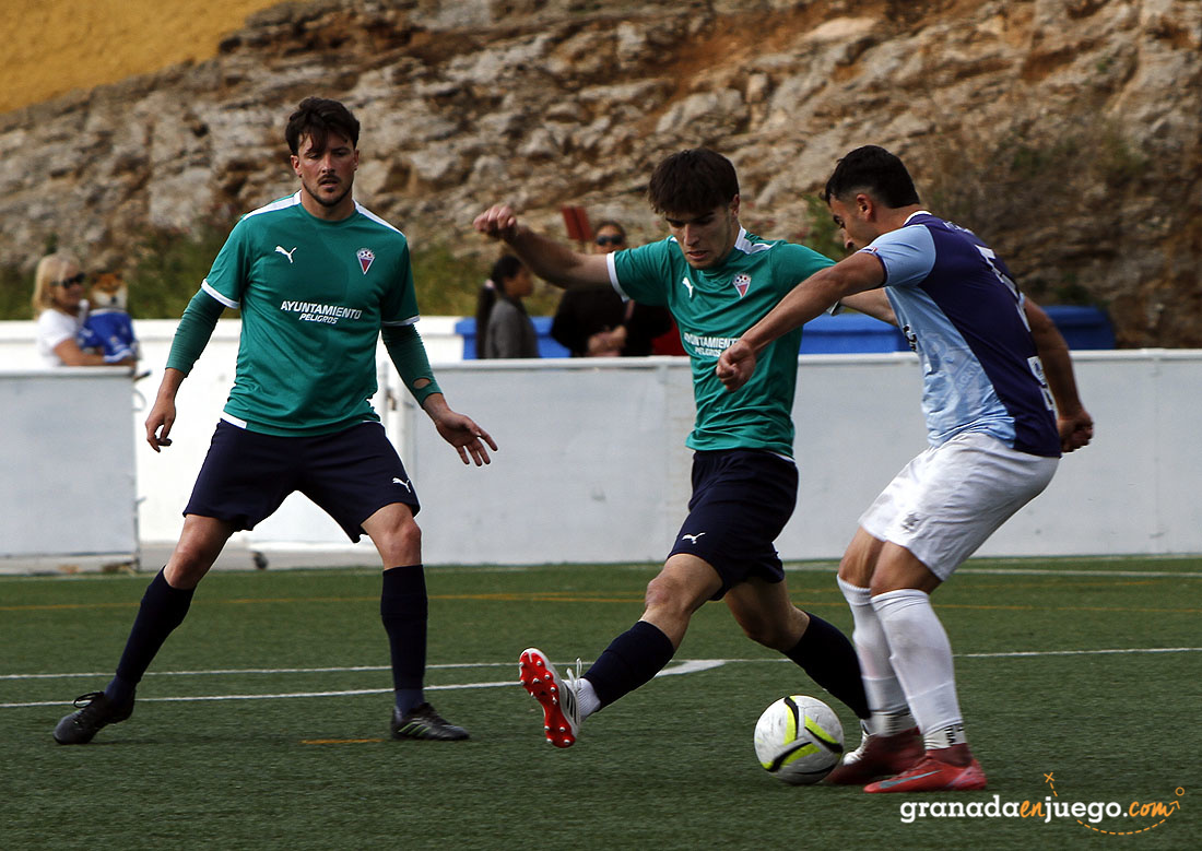 Atlético Monachil y Vandalia se emplearon con mucha intensidad (J. PALMA)