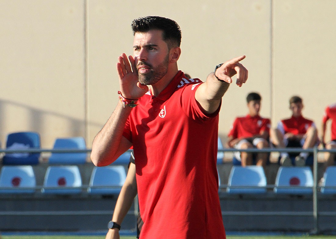 Sergio Ortiz da instrucciones durante el choque ante el Valencia (J. PALMA)