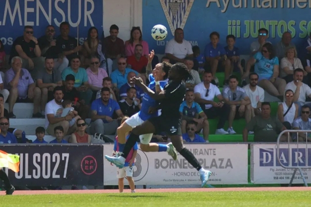Falín fue un incordio para la defensa del Atlético Marbella)