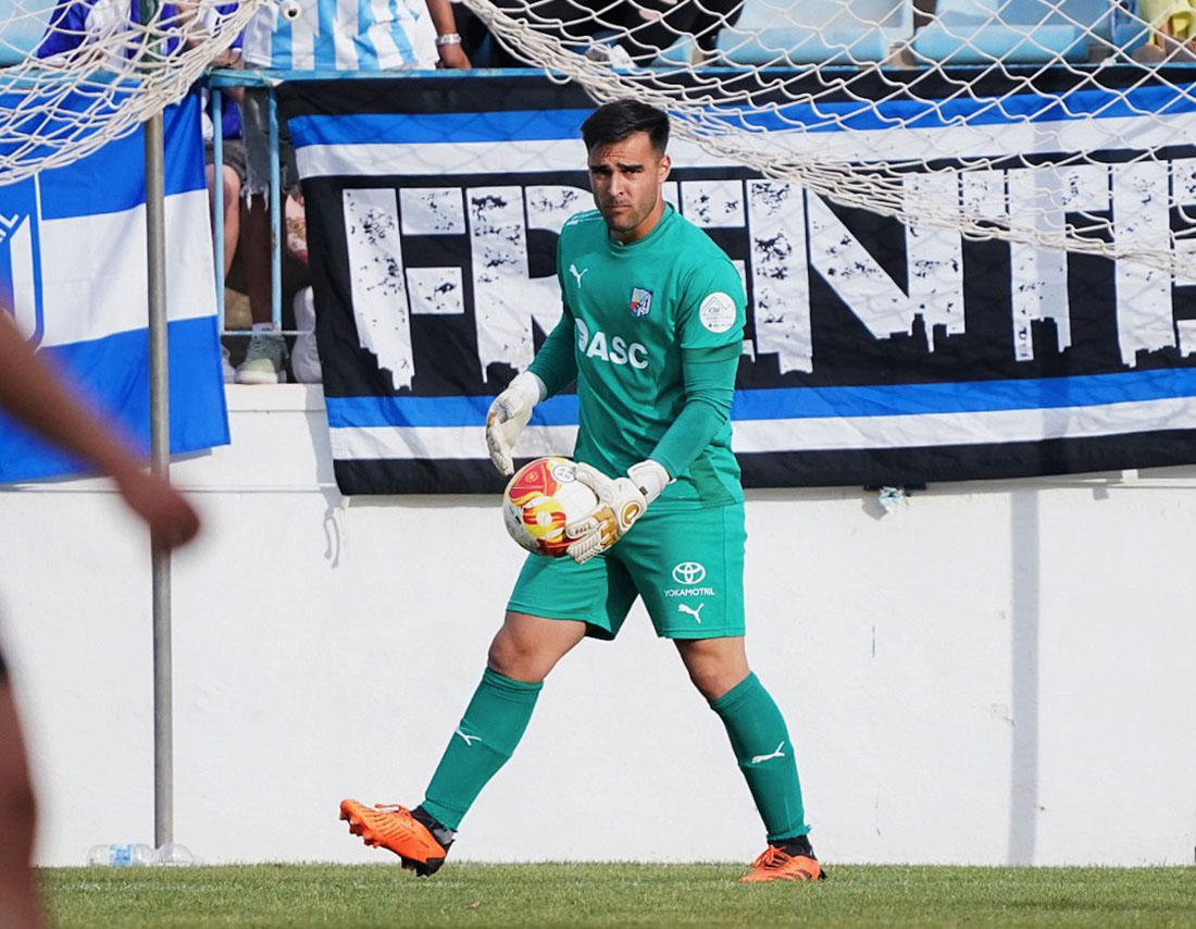 El cancerbero De la Osa en un momento del encuentro ante el Churriana CF (CF MOTRIL)