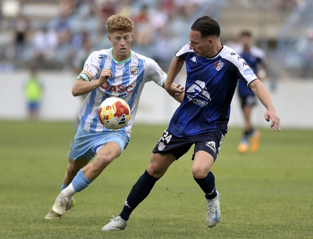 Migue García controla el balón ante la presencia de Cameron (GP MEDIA)