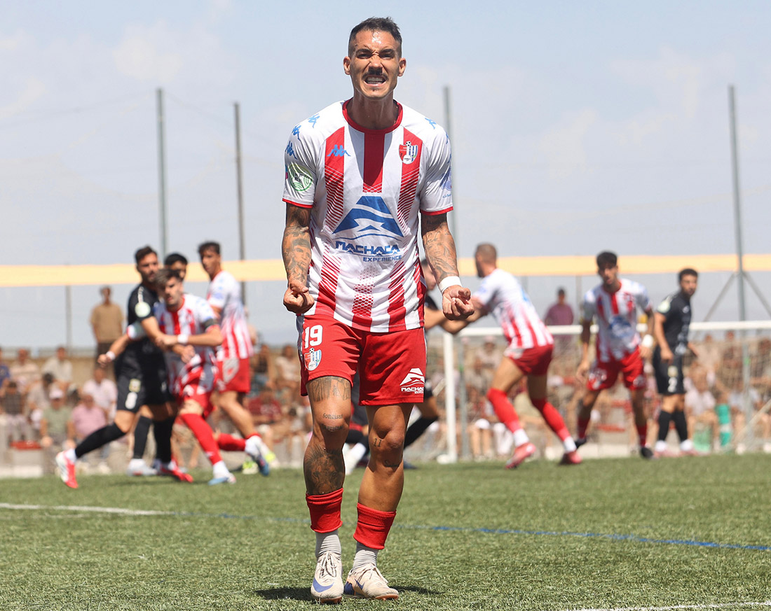 Israel Peláez, jugador del Arenas, anima a los aficionados en el duelo ante la Peña Deportiva (GP MEDIA)
