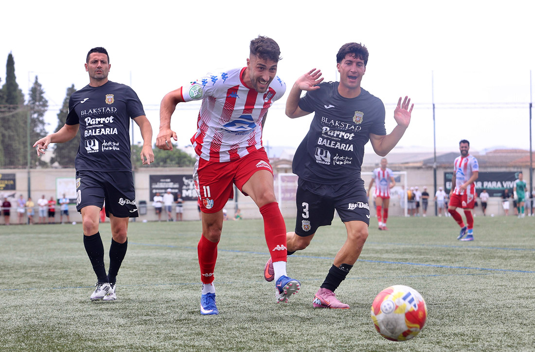 Dani Salvatierra, que entró en la segunda mitad, en una jugada ante la Peña Deportiva (GP MEDIA)