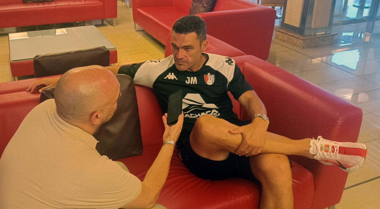 Jorge Molina, entrenador del Arenas de Armilla, en un momento de la entrevista (D. CONTRERAS)