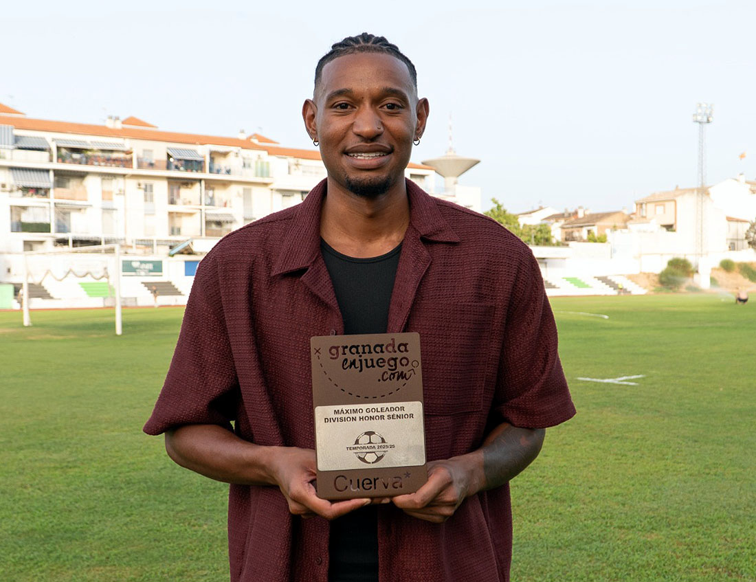 Lester, jugador de la UD Maracena, con el trofeo de máximo goleador de los equipos granadinos en División de Honor Sénior (JUAN HERNÁNDEZ)