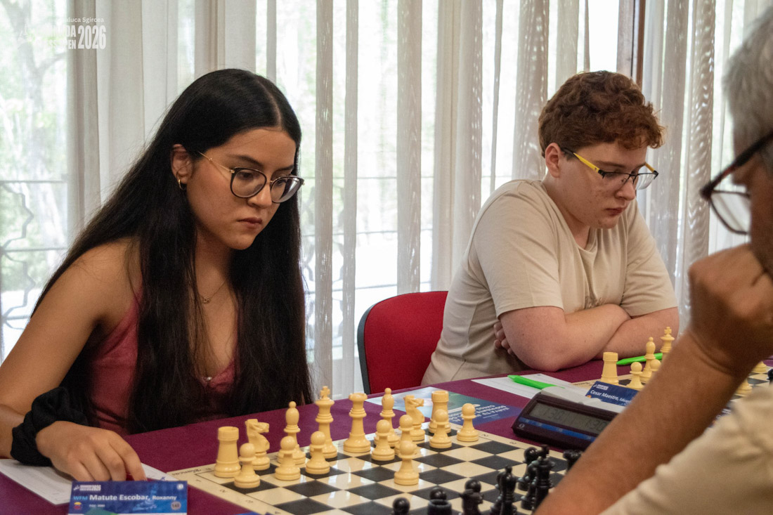Roxanny durante una partida (GRANADA CHESS OPEN)