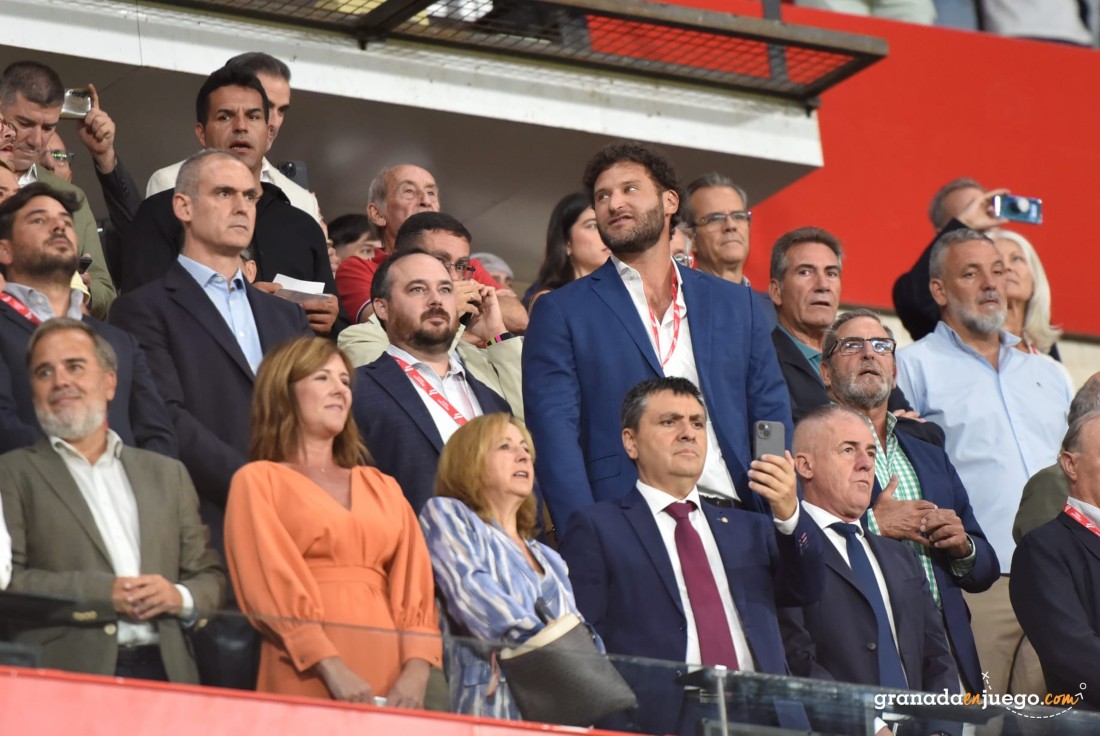 Schwimer estuvo junto a Beristain viendo el partido ante el Mallorca (J.M. BALDOMERO)