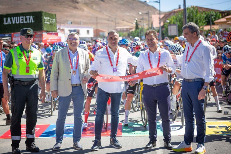 El presidente de la Diputación de Granada, Francis Rodríguez, durante la salida de la etapa 20 de La Vuelta Ciclista a España en el municipio de La Calahorra (DIPUTACIÓN DE GRANADA) El presidente de la Diputación de Granada, Francis Rodríguez, durante la salida de la etapa 20 de La Vuelta Ciclista a España en el municipio de La Calahorra (DIPUTACIÓN DE GRANADA)