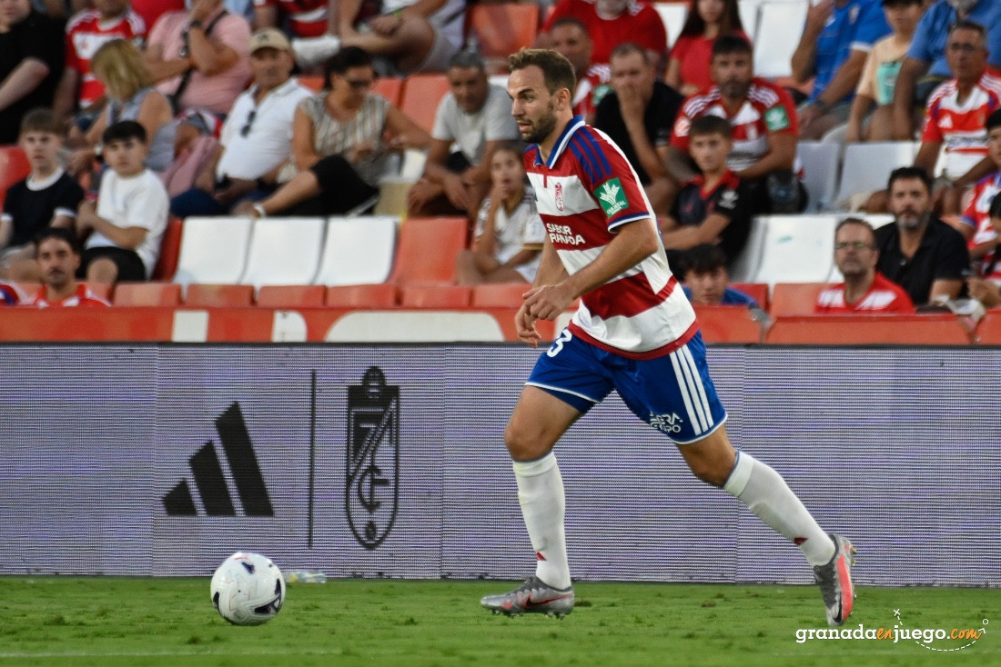 Gimber debutó con el Granada con una actuación convincente (J.M. BALDOMERO)