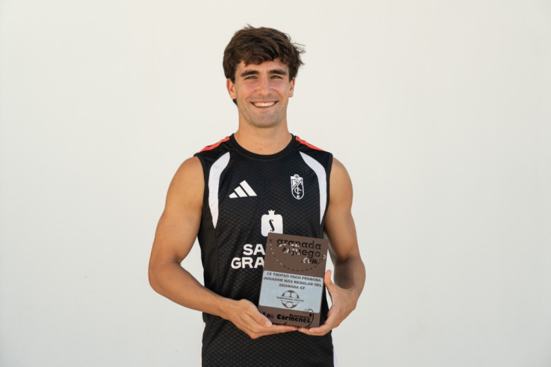 Pedro Alemañ posa con el Trofeo Paco Pedrosa a la regularidad (JUAN HERNÁNDEZ)