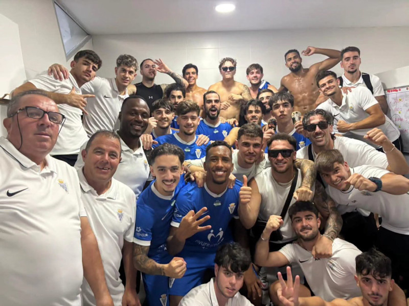 El Maracena celebra la victoria ante el Atlético Jaén (UD MARACENA)