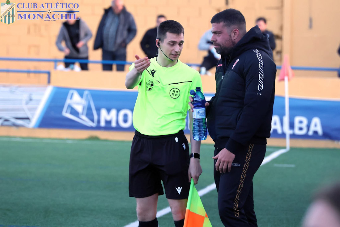 El entrenador del Guadix CF, Alberto Chacón (ATLÉTICO MONACHIL)
