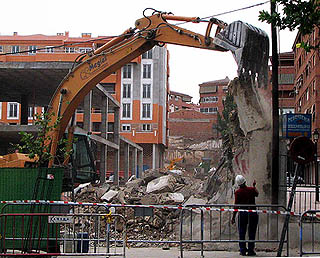 Un momento del derribo del antiguo estadio de `Los Cármenes`