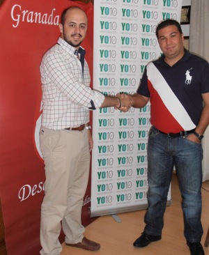 Juan Carlos Cordero firmó la renovación del convenio. (GRANADA CF)