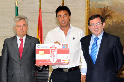 Pina firmó el acuerdo de patrocinio con Caja Granada este martes