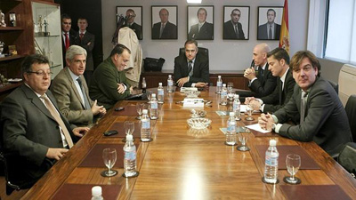 Instantanea de una de las reuniones celebradas entre representantes de la LFP y AFE