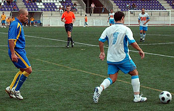 Dani Martínez, autor del gol, es presionado por un jugador almeriense Dani Martínez, autor del gol, es presionado por un jugador almeriense