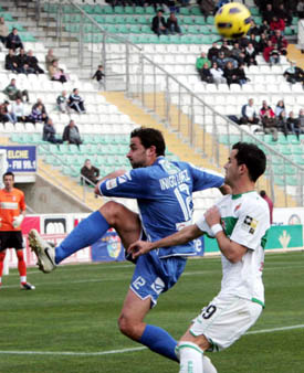 Iñigo López en una acción de la pasada temporada (ARCHIVO)
