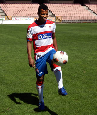 `Ike` Uche toca balón vestido de rojiblanco. (JOSÉ VELASCO)