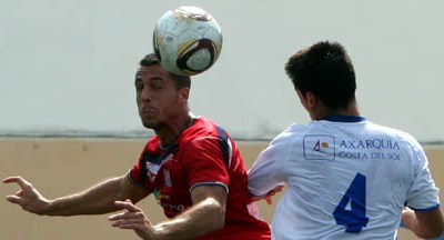 Una jugada del encuentro en Vélez. (JESÚS HURTADO)
