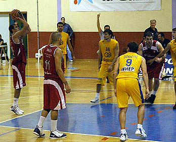 Pablo Aguilar lanza desde la línea de personal (ACBMEDIA) Pablo Aguilar lanza desde la línea de personal (ACBMEDIA)