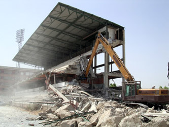 Las maquinas demolieron el antiguo estadio de `Los Cármenes`