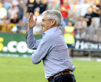 Fabri, en la banda, durante el Granada - Osasuna. (BALDOMERO)