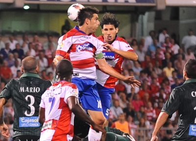 Diego Mainz busca el remate de cabeza durante un partido. (BALDOMERO)