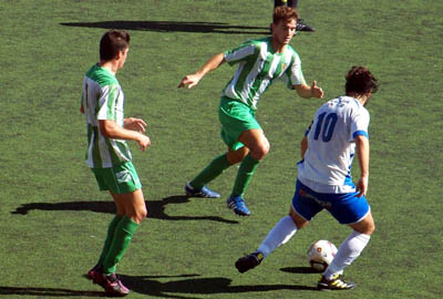El lojeño Ramiro conduce el balón ante la presión rival (CASTILLO)