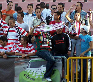 Aficionados rojiblancos de la Sección Kolokón (GRJ)