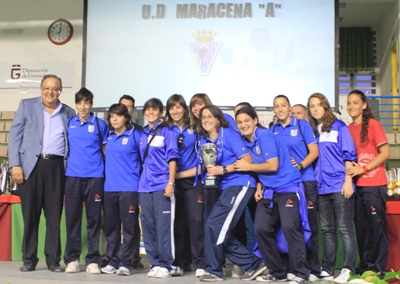 El equipo femenino del At. Monachil recoge su trofeo durante la gala