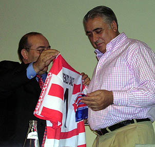 Lorenzo Sanz con la camiseta del Granada CF (GRJ)