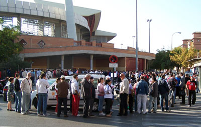 Los aficionados soportaron colas desde primeras horas (LÁZARO)