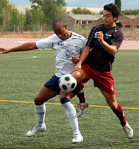 Miguel Thompson pugna con un jugador del Vera