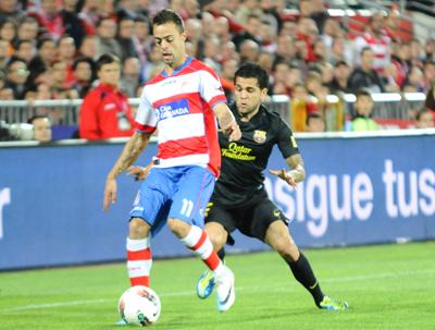 Dani Benítez controla un balón defendido por Alves. (BALDOMERO)