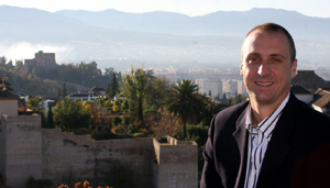 David Barrufet posa con Granada de fondo