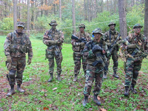 Varios participantes en encuentros de airsoft