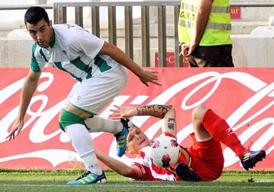Borja García en una acción con la camiseta del Códoba CF (ARCHIVO)