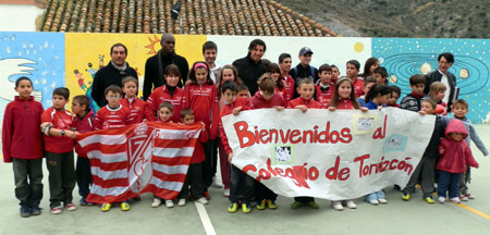 Los alumnos del centro posan junto a los jugadores rojiblancos