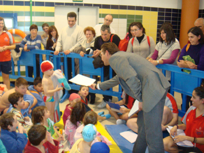 Antonio Granados durante la clausura de los cursos de natación