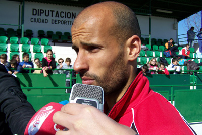 Mikel Rico atiende a los medios de comunicación (GRJ)