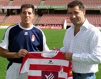 Braojos posa junto a Paco Sanz con la elástica rojiblanca (GRJ)
