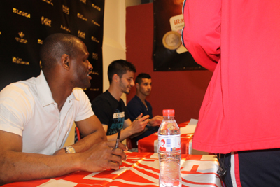 Pamarot, Fran Rico y Jaime Romero firmando autógrafos